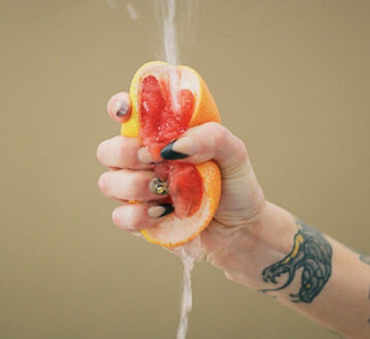 Wasserspritzer an einer Grapefruit – Sinnbild für Squirting