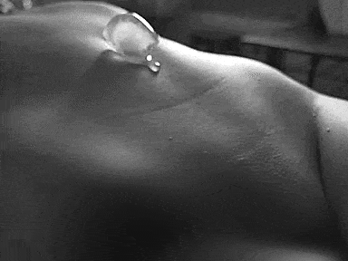 Temperaturspiel – kühles Eis auf warmer Haut bei der Yoni-Massage